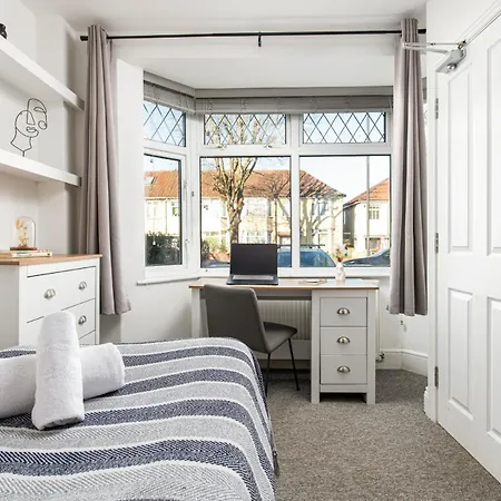 New Groups & Contractor Stays-5Bed-2Bath-Parking-By Fabaccommodation Holiday home *