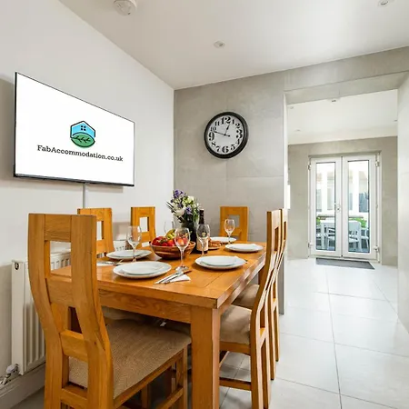 New Groups & Contractor Stays-5Bed-2Bath-Parking-By Fabaccommodation Hébergement de vacances