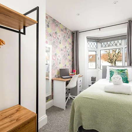 Business & Group Stays-5-Bed Home-Private Parking-By Fabaccommodation *