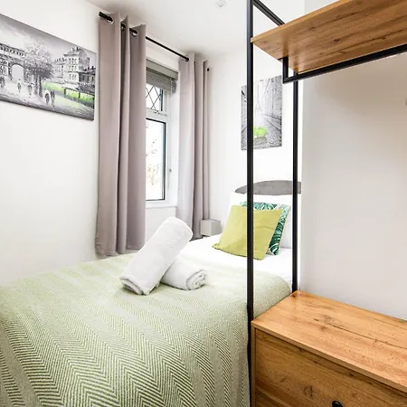 Holiday home New Groups & Contractor Stays-5Bed-2Bath-Parking-By Fabaccommodation *