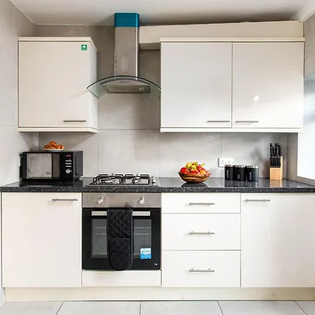 New Groups & Contractor Stays-5Bed-2Bath-Parking-By Fabaccommodation Holiday home