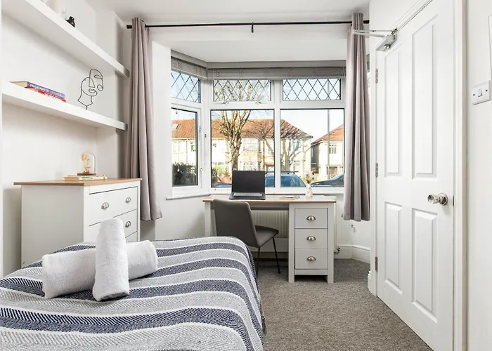 New Groups & Contractor Stays-5Bed-2Bath-Parking-By Fabaccommodation Holiday home *