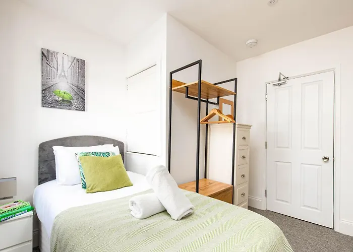 New Groups & Contractor Stays-5Bed-2Bath-Parking-By Fabaccommodation Holiday home