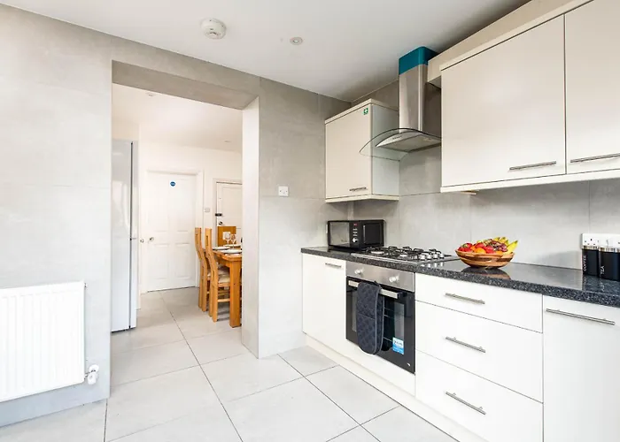 New Groups & Contractor Stays-5Bed-2Bath-Parking-By Fabaccommodation