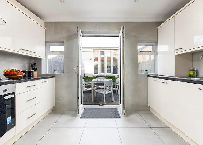 New Groups & Contractor Stays-5Bed-2Bath-Parking-By Fabaccommodation Holiday home *