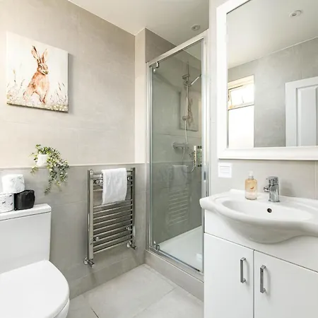 New Groups & Contractor Stays-5bed-2bath-parking-by Fabaccommodation Holiday home *