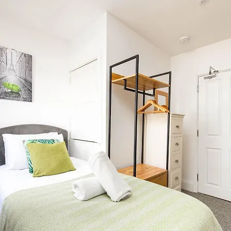 New Groups & Contractor Stays-5bed-2bath-parking-by Fabaccommodation Holiday home