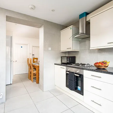 New Groups & Contractor Stays-5Bed-2Bath-Parking-By Fabaccommodation