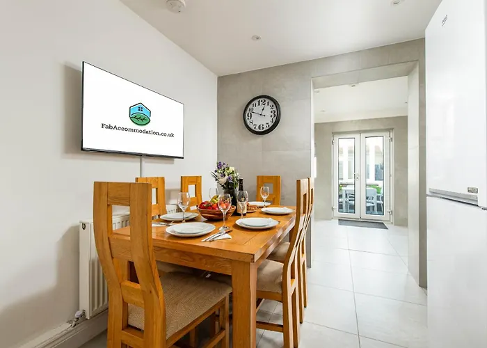 New Groups & Contractor Stays-5Bed-2Bath-Parking-By Fabaccommodation 度假居