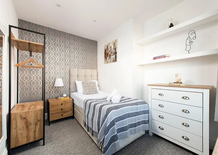 New Groups & Contractor Stays-5Bed-2Bath-Parking-By Fabaccommodation 布里斯托