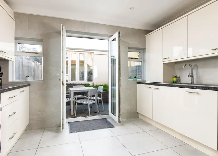 New Groups & Contractor Stays-5Bed-2Bath-Parking-By Fabaccommodation * 布里斯托