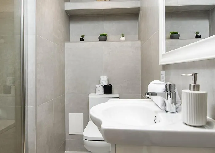 New Groups & Contractor Stays-5Bed-2Bath-Parking-By Fabaccommodation 布里斯托